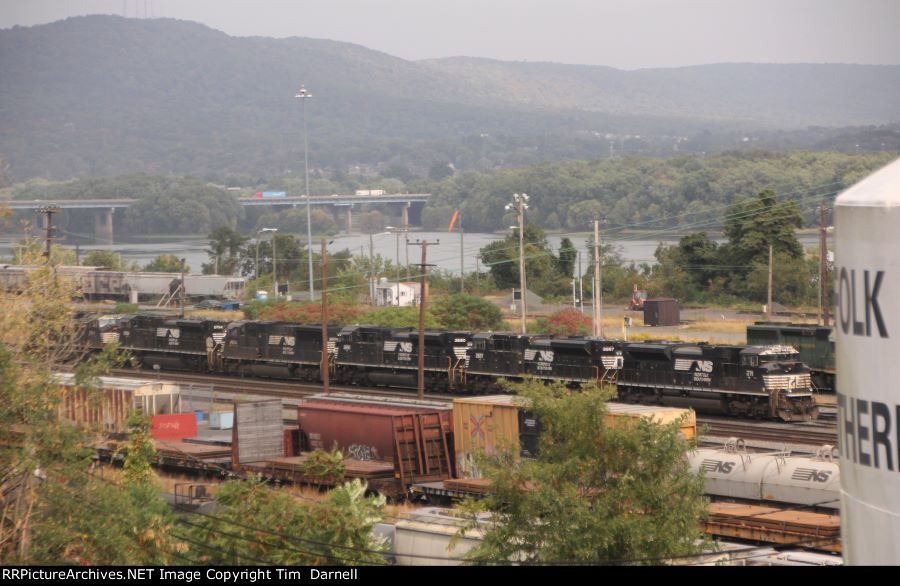 NS 2711 on SD70 storage line